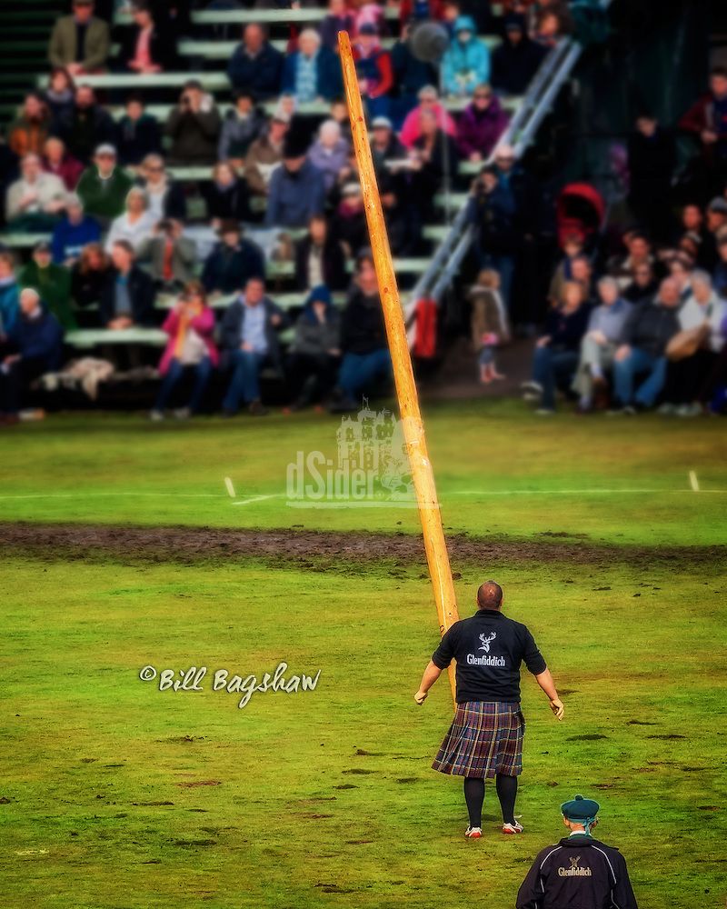Tossing the caber Braemar Gathering (Bill Bagshaw/M.Williams/COPYRIGHT)